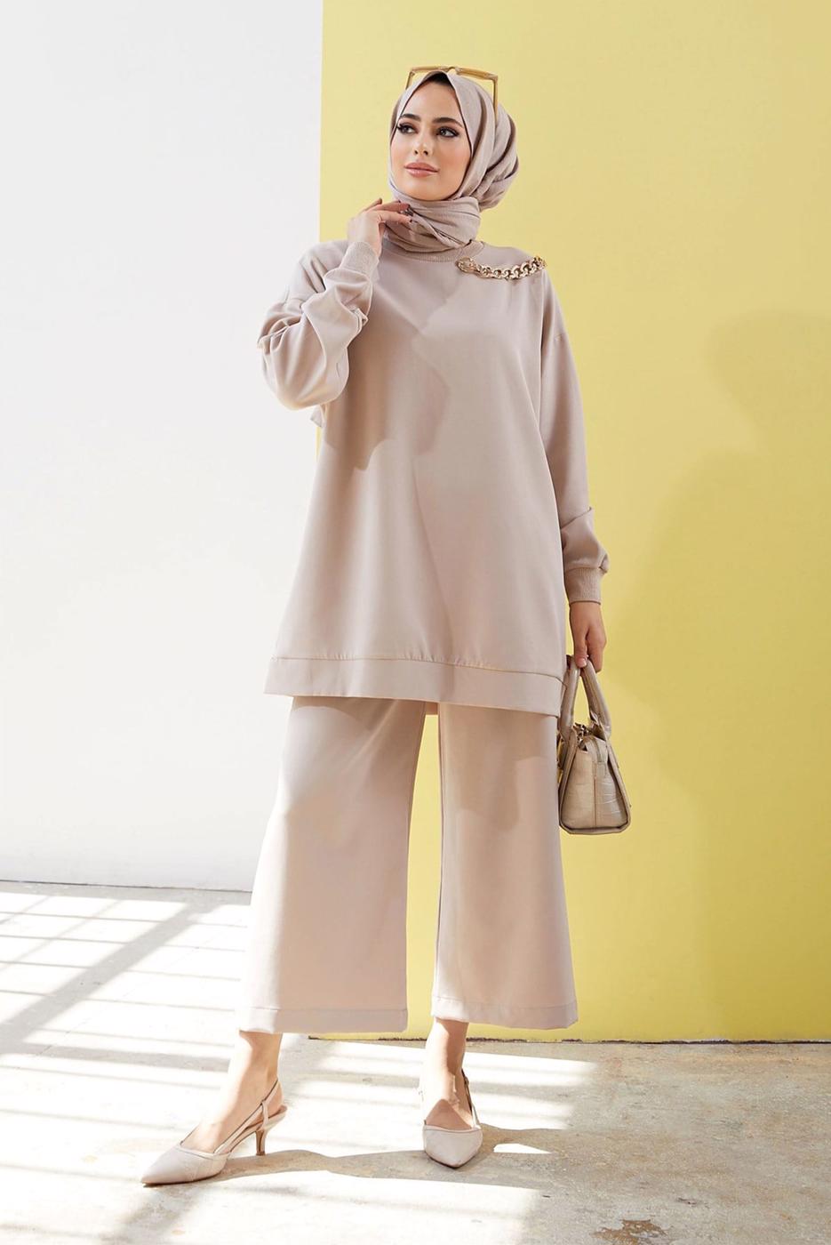 Tesettür giyim BEJ ZİNCİR DETAYLI BOL PAÇA İKİLİ PANTOLONLU TAKIM 2210 