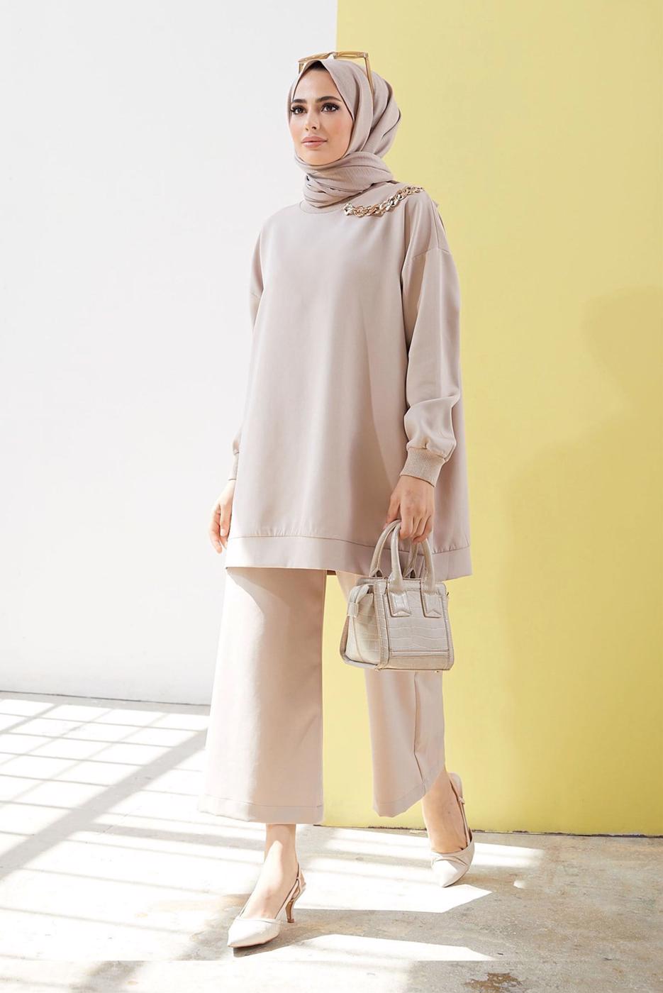 Tesettür giyim BEJ ZİNCİR DETAYLI BOL PAÇA İKİLİ PANTOLONLU TAKIM 2210 