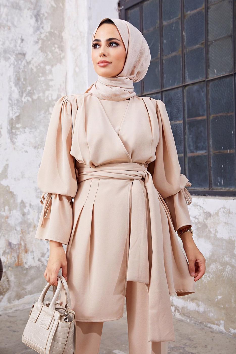 Tesettür giyim BEJ KOL VE BEL DETAYLI ASİMETRİK KESİM PANTOLONLU TAKIM 3210 