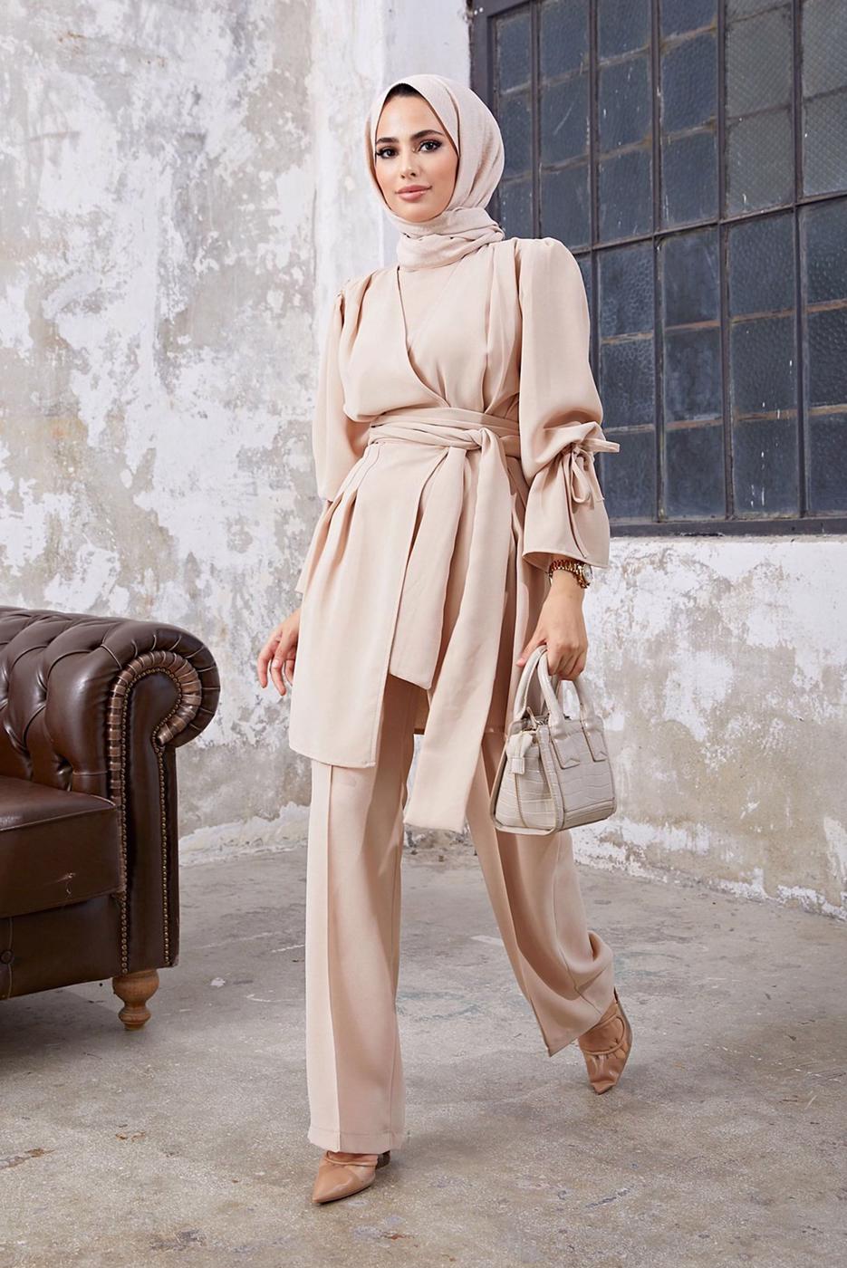 Tesettür giyim BEJ KOL VE BEL DETAYLI ASİMETRİK KESİM PANTOLONLU TAKIM 3210 