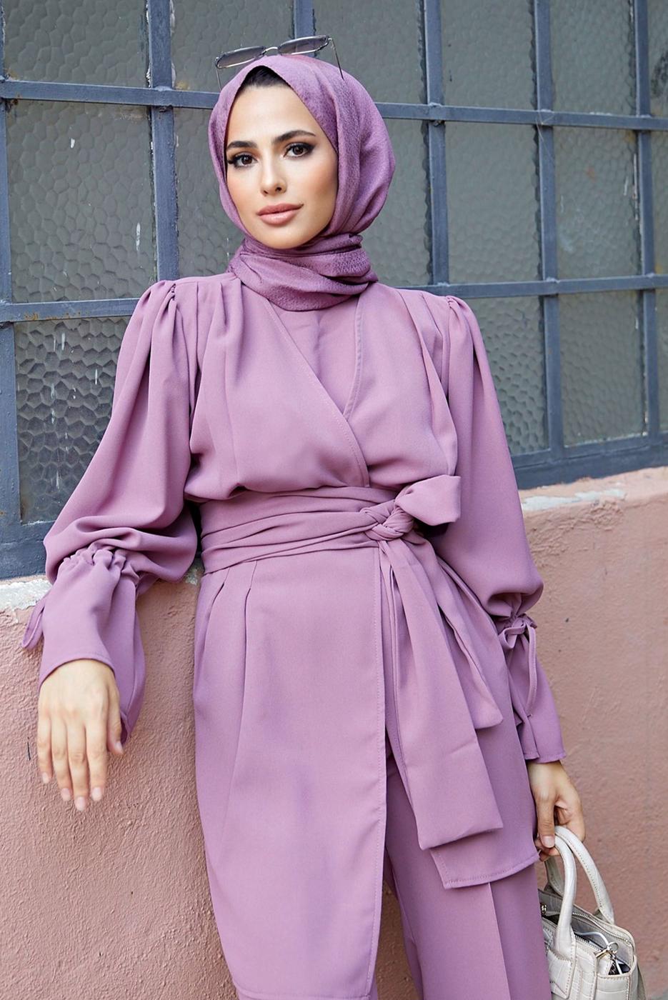 Tesettür giyim PEMBE KOL VE BEL DETAYLI ASİMETRİK KESİM PANTOLONLU TAKIM 3210 