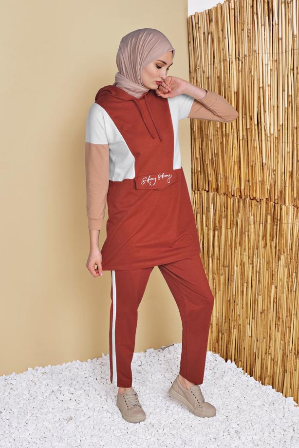 Tesettür giyim  RENKLİ YAZI DETAYLI İKİLİ PANTOLONLU EŞOFMAN TAKIMI 4555 - TRENDTESETTÜR