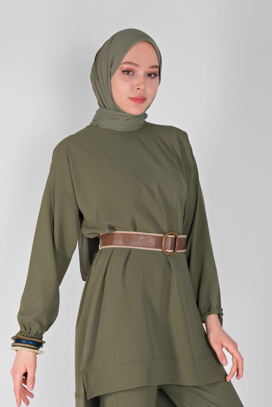 Tesettür giyim HAKİ KOLLARI BÜZGÜ BAĞCIKLI İKİLİ PANTOLONLU TAKIM 7165