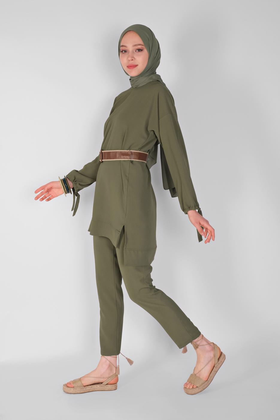 Tesettür giyim HAKİ KOLLARI BÜZGÜ BAĞCIKLI İKİLİ PANTOLONLU TAKIM 7165