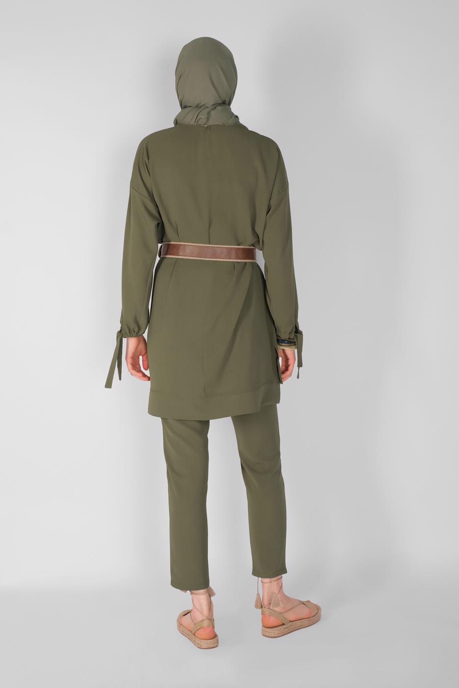 Tesettür giyim HAKİ KOLLARI BÜZGÜ BAĞCIKLI İKİLİ PANTOLONLU TAKIM 7165