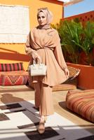 Tesettür giyim KAHVE MANŞETLERİ VE BELİ LASTİKLİ KUŞAKLI PANTOLONLU TAKIM 7500