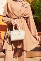 Tesettür giyim KAHVE MANŞETLERİ VE BELİ LASTİKLİ KUŞAKLI PANTOLONLU TAKIM 7500