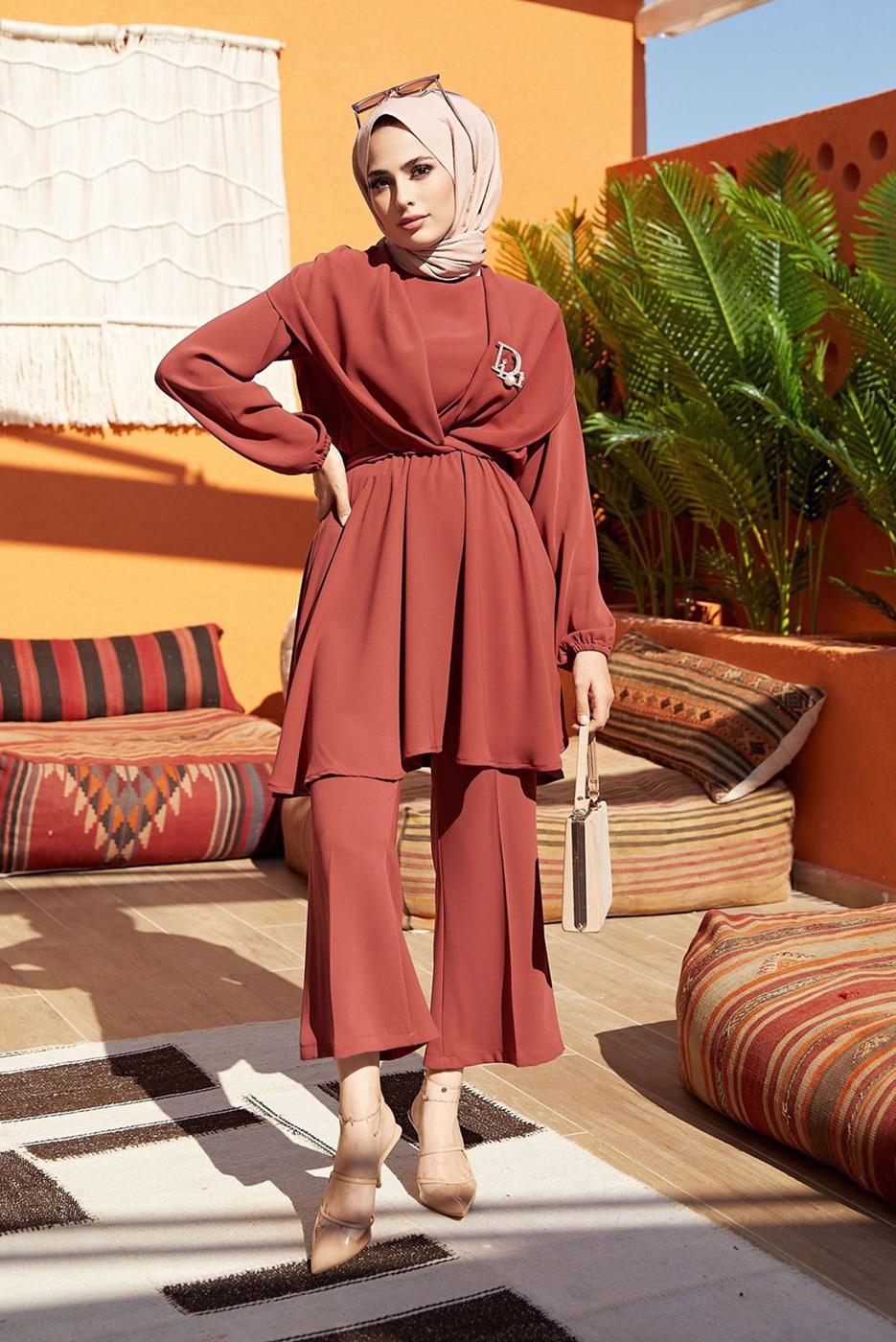 Tesettür giyim KAHVE MANŞETLERİ VE BELİ LASTİKLİ KUŞAKLI PANTOLONLU TAKIM 7500