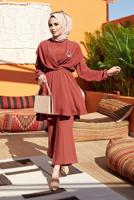 Tesettür giyim KAHVE MANŞETLERİ VE BELİ LASTİKLİ KUŞAKLI PANTOLONLU TAKIM 7500