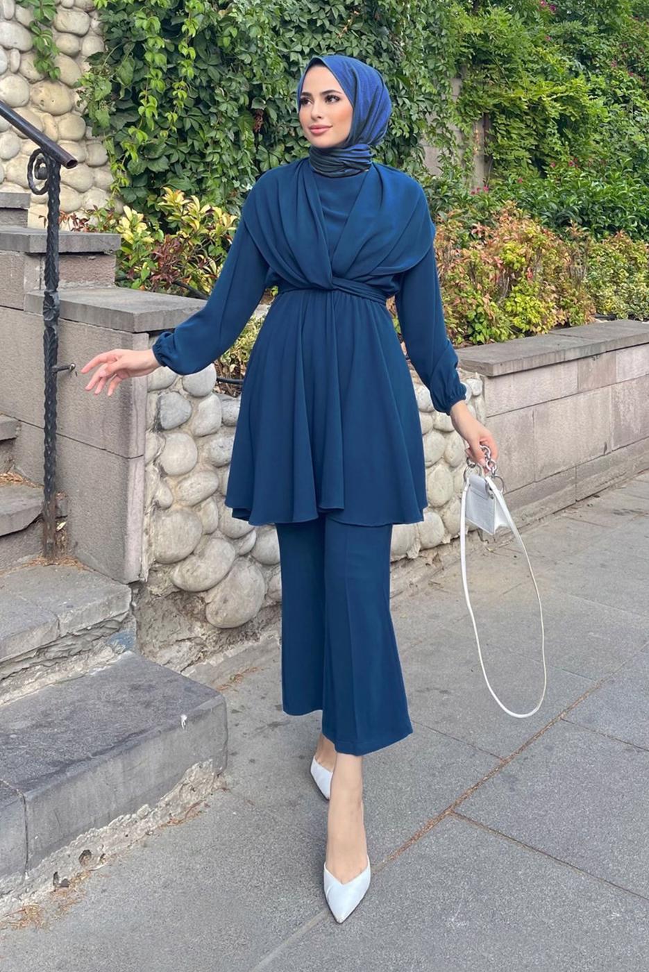 Tesettür giyim LACİVERT MANŞETLERİ VE BELİ LASTİKLİ KUŞAKLI PANTOLONLU TAKIM 7500