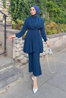 Tesettür giyim LACİVERT MANŞETLERİ VE BELİ LASTİKLİ KUŞAKLI PANTOLONLU TAKIM 7500