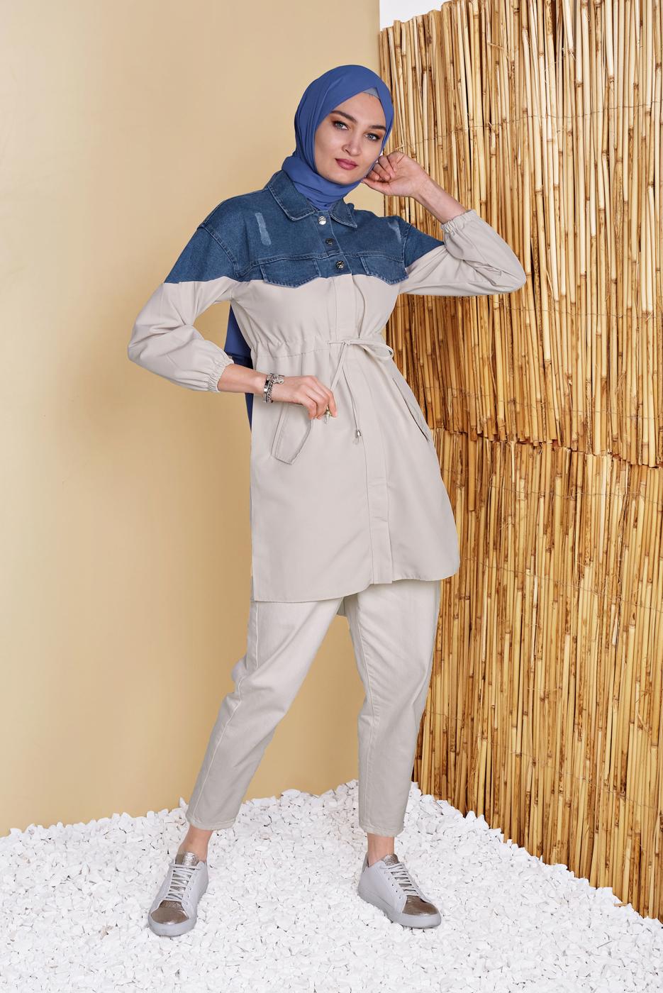 Tesettür giyim BEJ BELDEN BÜZGÜLÜ DENİM DETAYLI TRENÇKOT 261