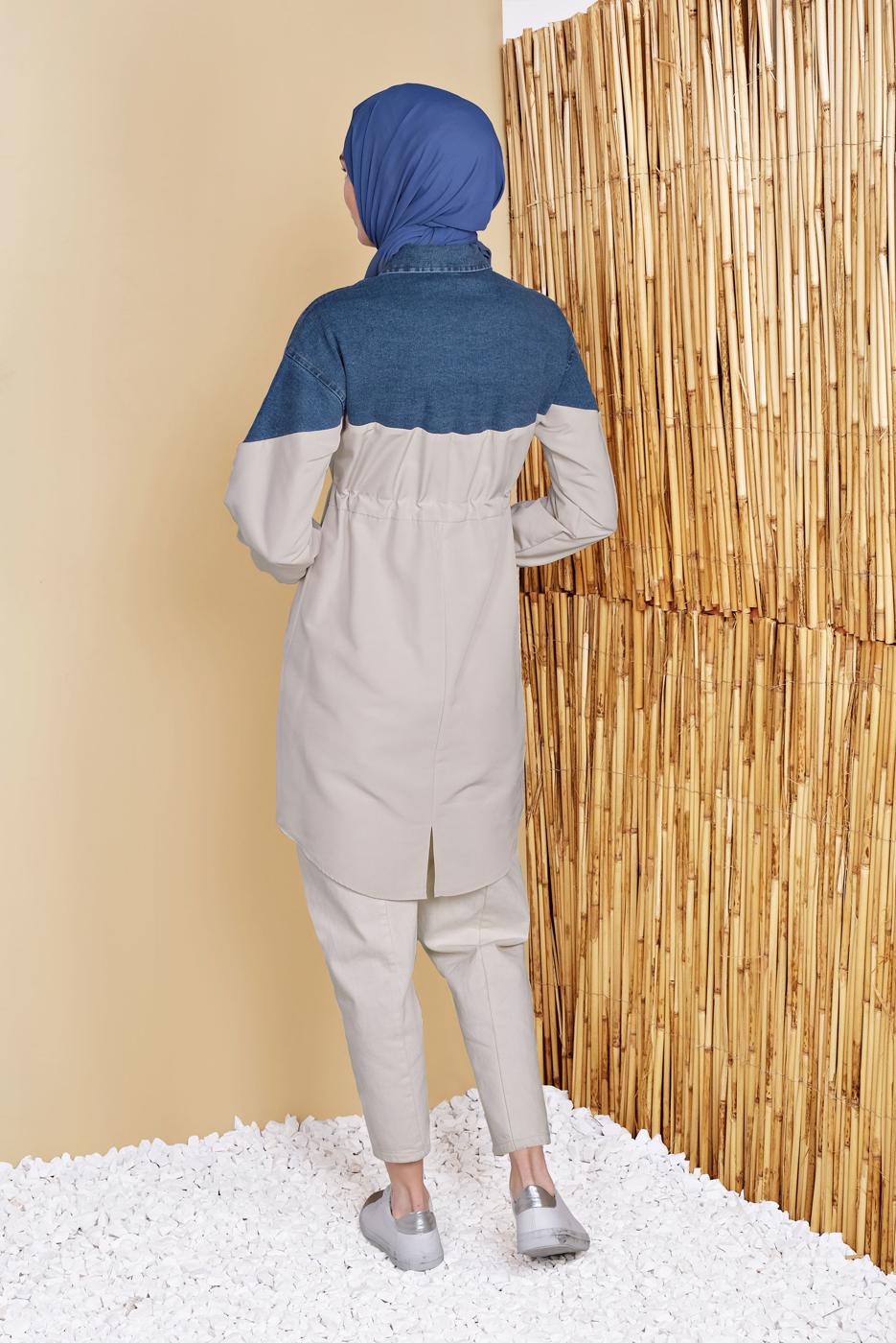 Tesettür giyim BEJ BELDEN BÜZGÜLÜ DENİM DETAYLI TRENÇKOT 261