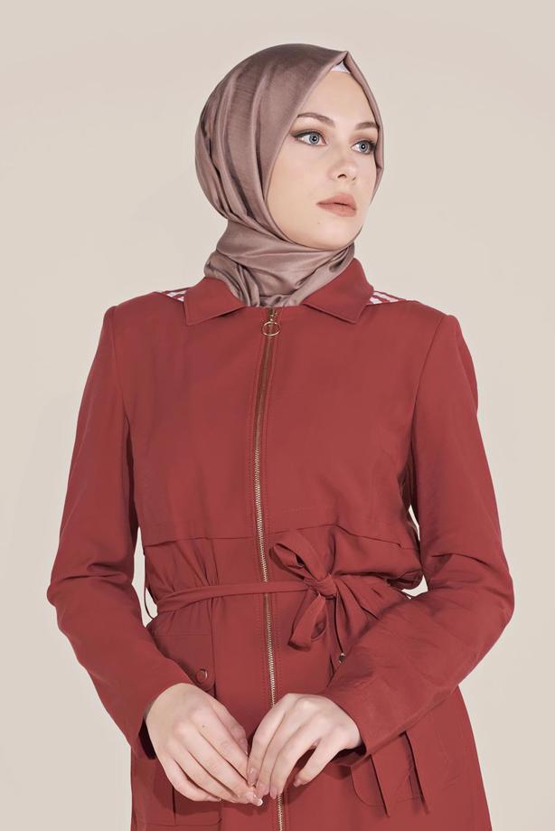 Vêtements hijab ROUGE BORDEAUX ALVINA TRENCH-COAT CEINTURÉ À CAPUCHE T 10174 - TRENDTESETTÜR