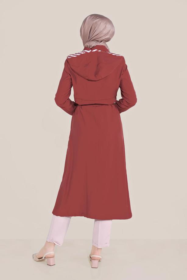 Vêtements hijab ROUGE BORDEAUX ALVINA TRENCH-COAT CEINTURÉ À CAPUCHE T 10174 - TRENDTESETTÜR