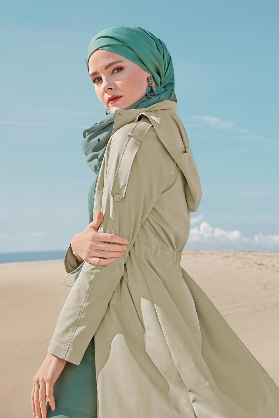 Tesettür giyim BEJ ALVİNA BELİ BÜZGÜ BAĞCIKLI KAPÜŞONLU TRENÇKOT 10190