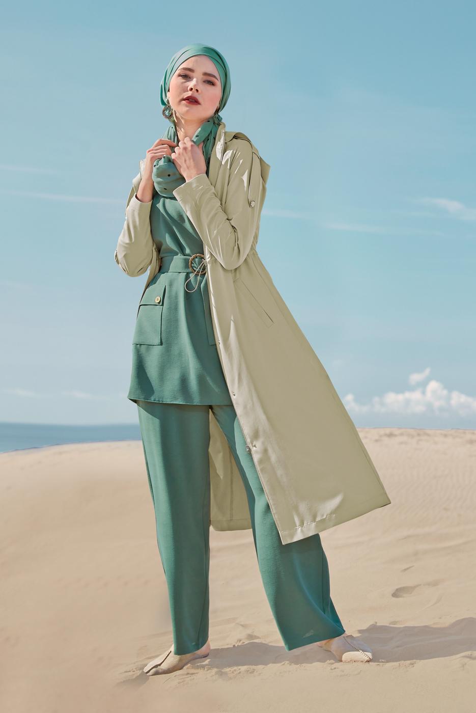 Tesettür giyim BEJ ALVİNA BELİ BÜZGÜ BAĞCIKLI KAPÜŞONLU TRENÇKOT 10190