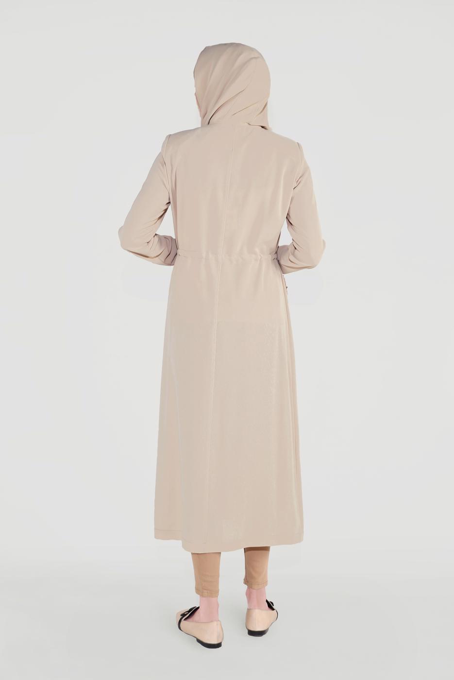 Tesettür giyim BEJ ALVİNA CEPLERİ PULLU BELİ BAĞCIKLI TRENÇKOT 10227