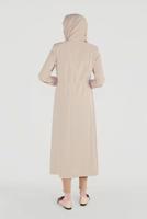 Tesettür giyim BEJ ALVİNA CEPLERİ PULLU BELİ BAĞCIKLI TRENÇKOT 10227