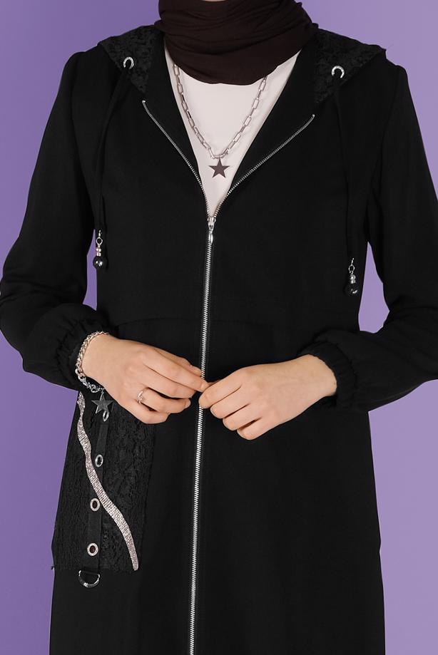 Vêtements hijab NOIR ALVINA TRENCH-COAT DÉTAILLÉ EN DENTELLE AVEC ACCESSOIRE EN MÉTAL T 10395 - TRENDTESETTÜR