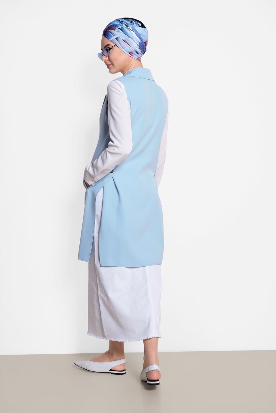 Tesettür giyim MAVİ  ALVİNA YANDAN YIRTMAÇLI ÖNDEN DÜĞMELİ YELEK 4185