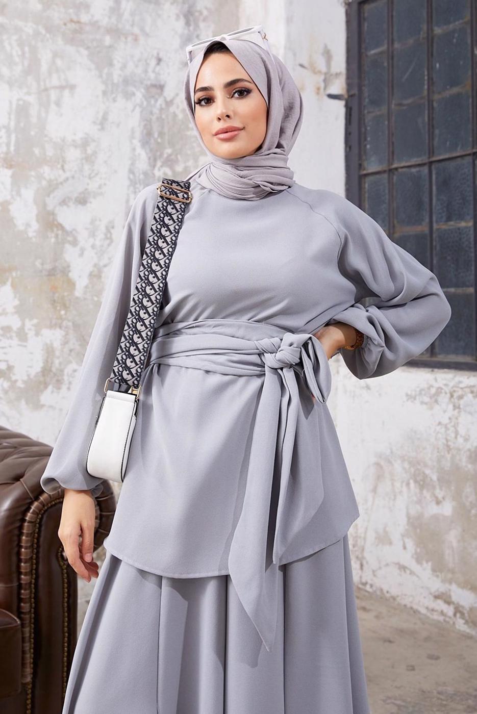 Tesettür giyim GRİ MANŞETLERİ LASTİKLİ BELİ KUŞAKLI PANTOLONLU TAKIM 9210