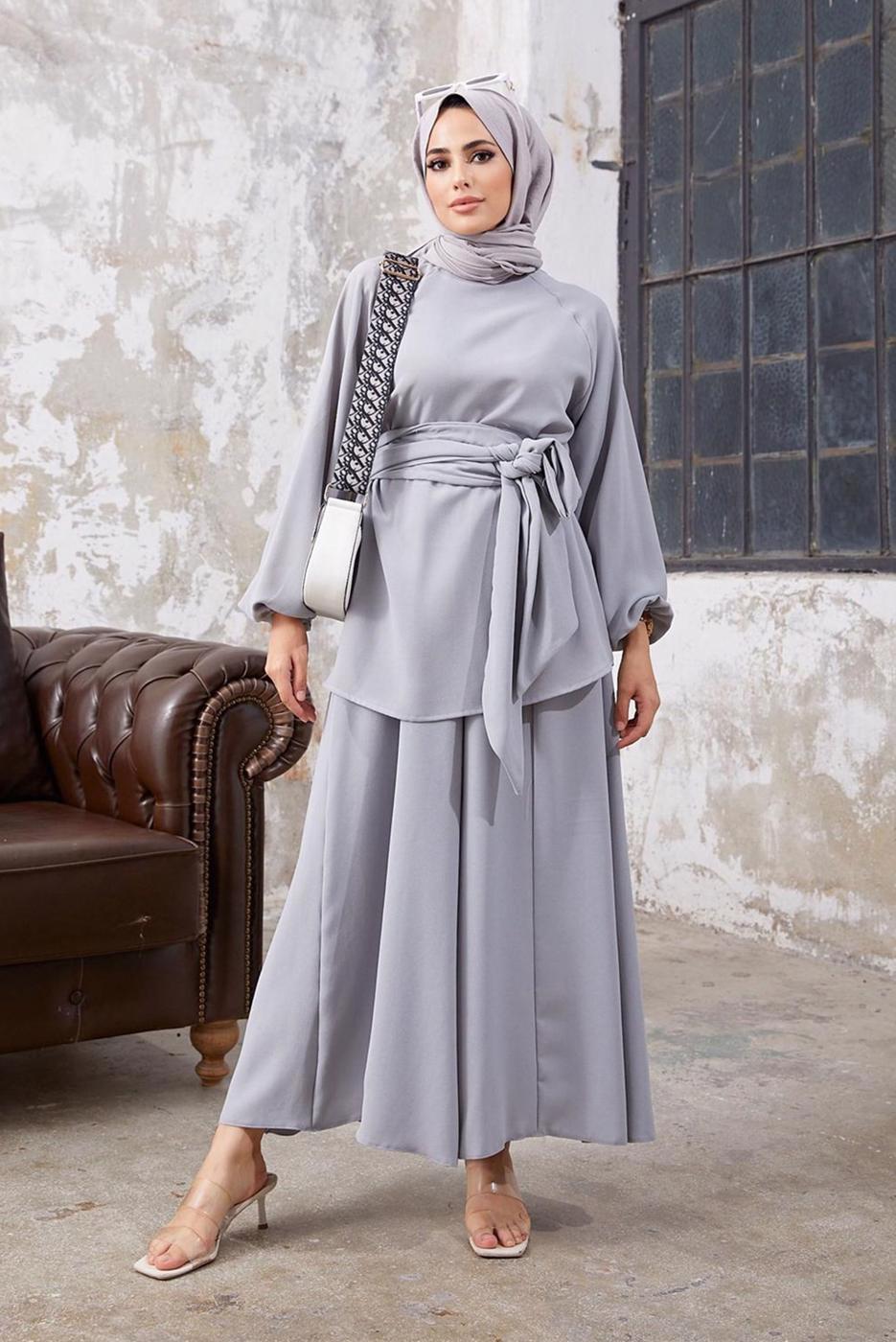 Tesettür giyim GRİ MANŞETLERİ LASTİKLİ BELİ KUŞAKLI PANTOLONLU TAKIM 9210