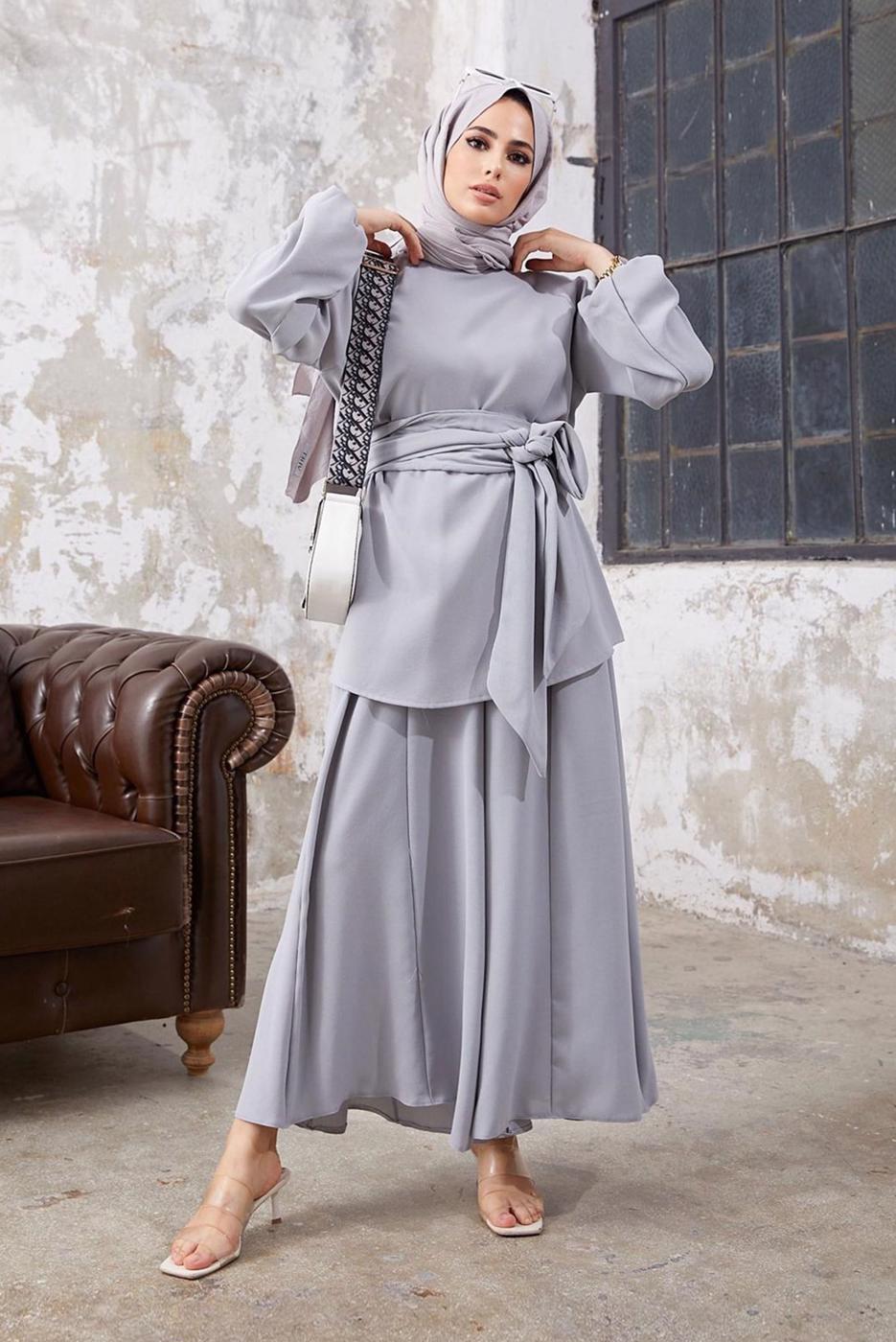 Tesettür giyim GRİ MANŞETLERİ LASTİKLİ BELİ KUŞAKLI PANTOLONLU TAKIM 9210