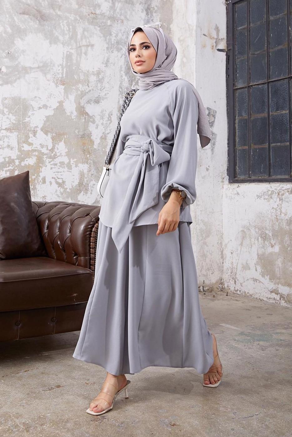 Tesettür giyim GRİ MANŞETLERİ LASTİKLİ BELİ KUŞAKLI PANTOLONLU TAKIM 9210