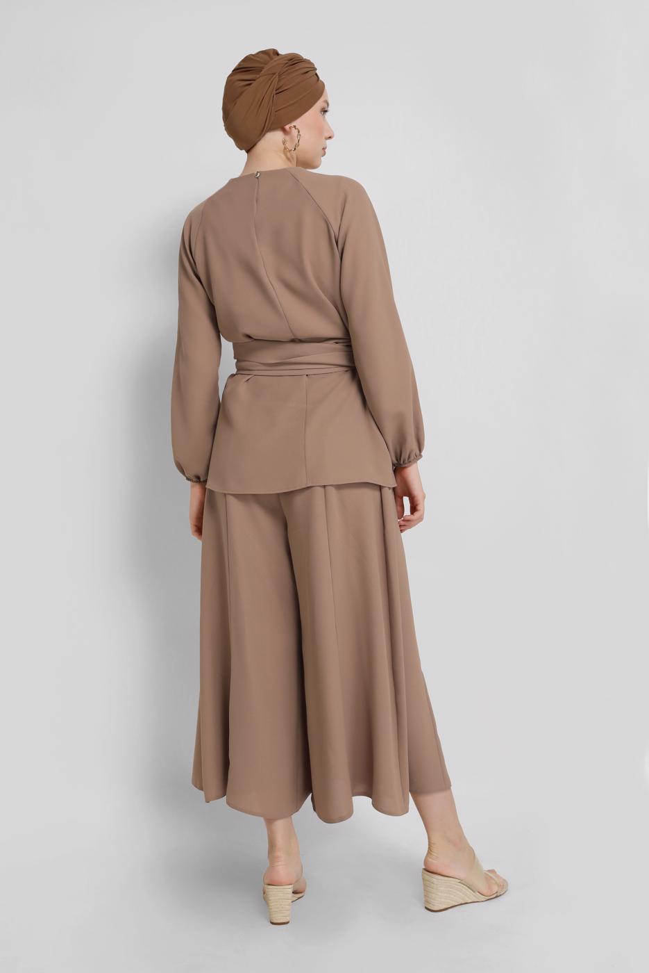 Tesettür giyim VİZON MANŞETLERİ LASTİKLİ BELİ KUŞAKLI PANTOLONLU TAKIM 9210