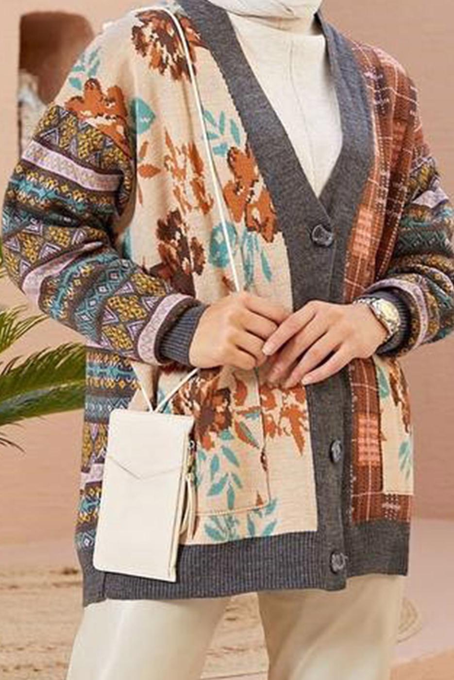 Tesettür giyim GRİ ETNİK DESENLİ DÜĞMELİ HIRKA 5220