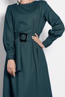 Tesettür giyim YEŞİL ARKADAN FERMUARLI KUŞAKLI ELBİSE 40215