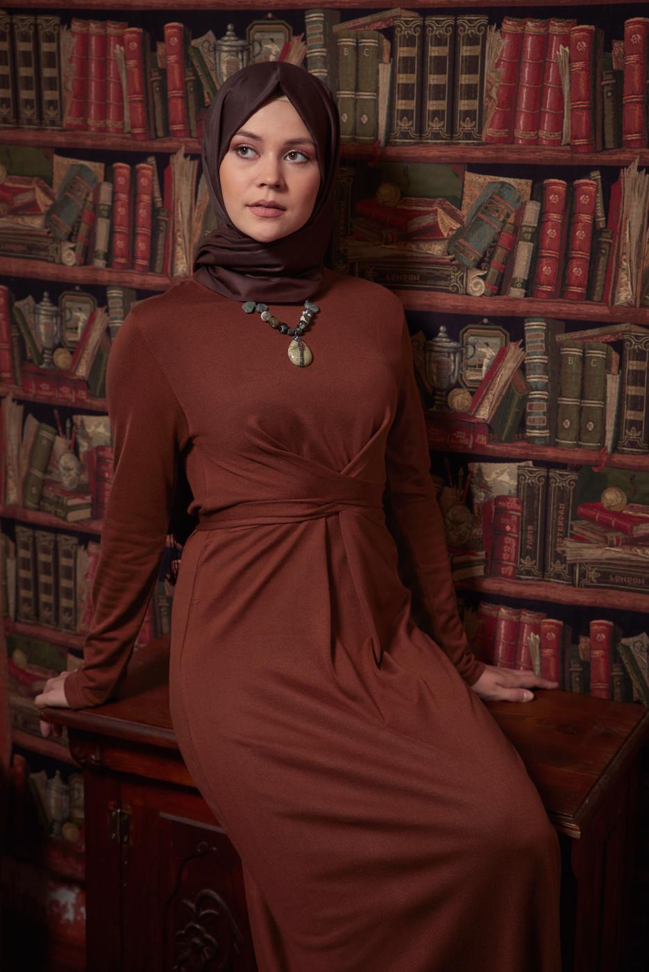 Tesettür giyim KAHVE ÖNÜ BAĞLAMA DETAYLI TRİKO ELBİSE 41029 