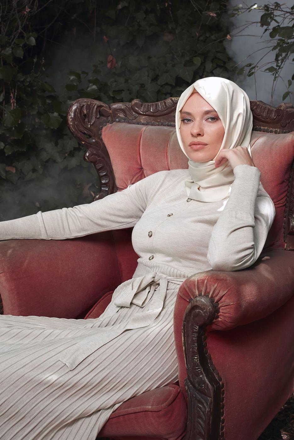 Tesettür giyim BEJ ETEĞİ PİLELİ DÜĞMELİ TRİKO ELBİSE 41031 