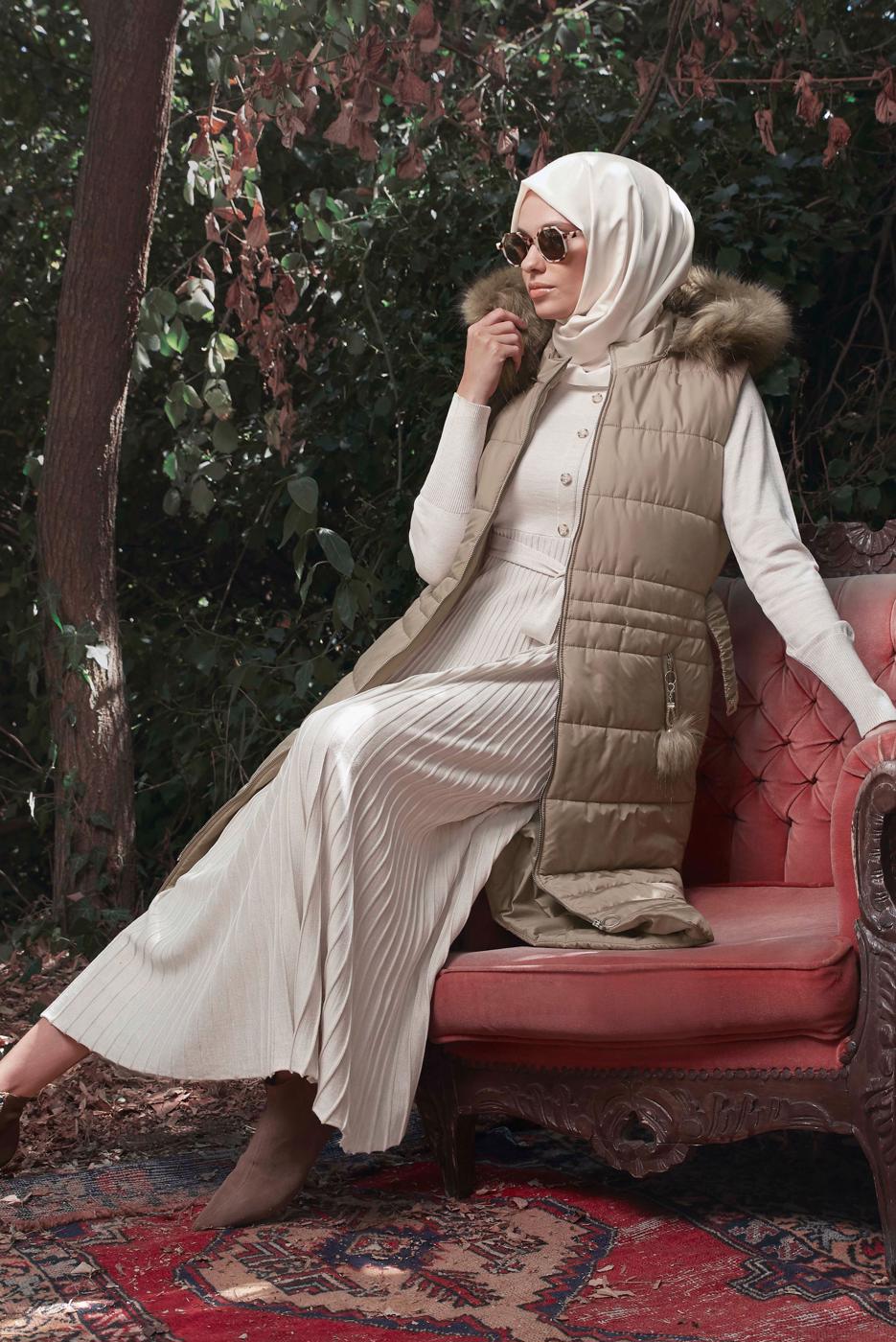 Tesettür giyim BEJ ETEĞİ PİLELİ DÜĞMELİ TRİKO ELBİSE 41031 