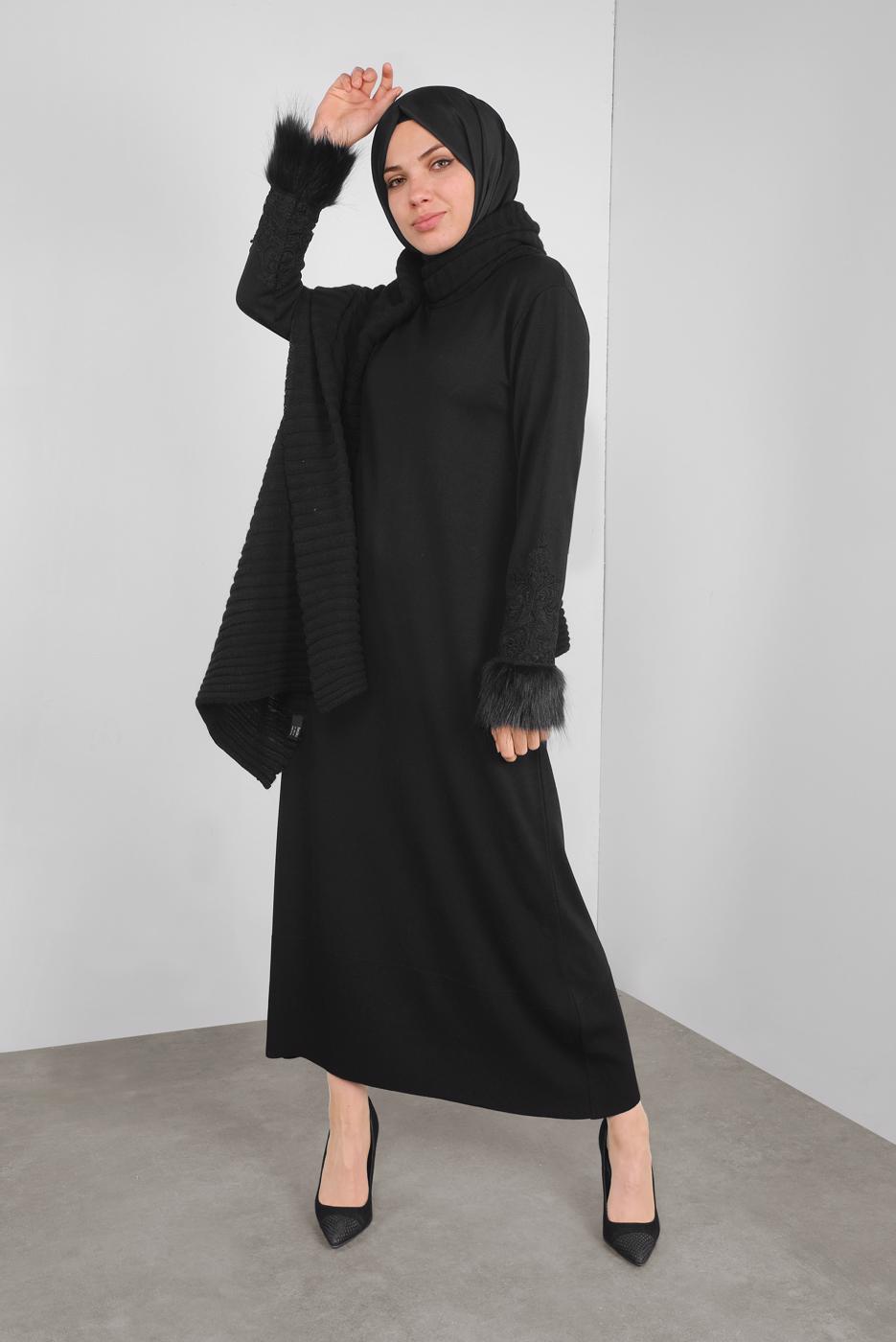 Tesettür giyim SİYAH MANŞETLERİ KÜRKLÜ İŞLEMELİ TRİKO ELBİSE 41034 