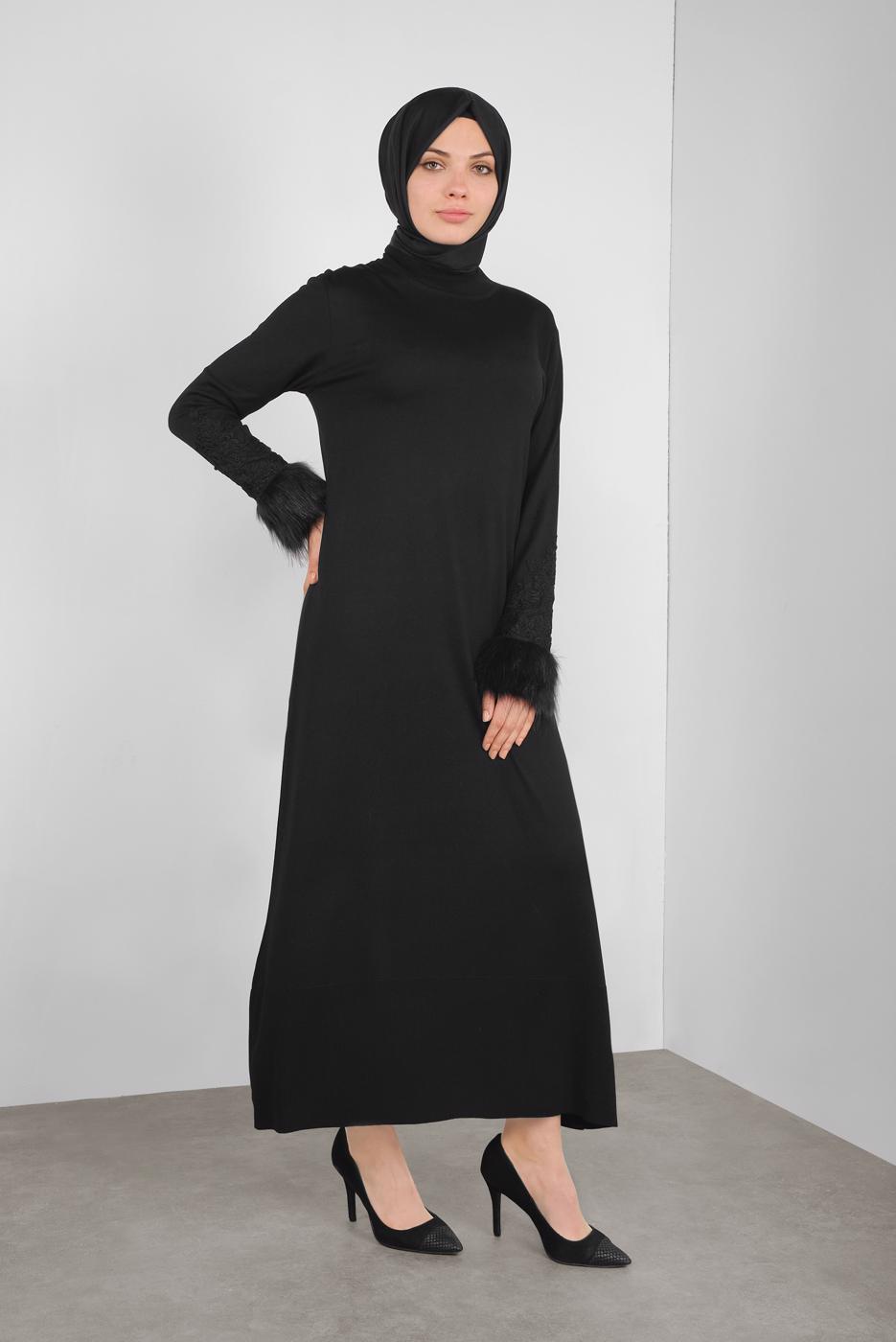 Tesettür giyim SİYAH MANŞETLERİ KÜRKLÜ İŞLEMELİ TRİKO ELBİSE 41034 
