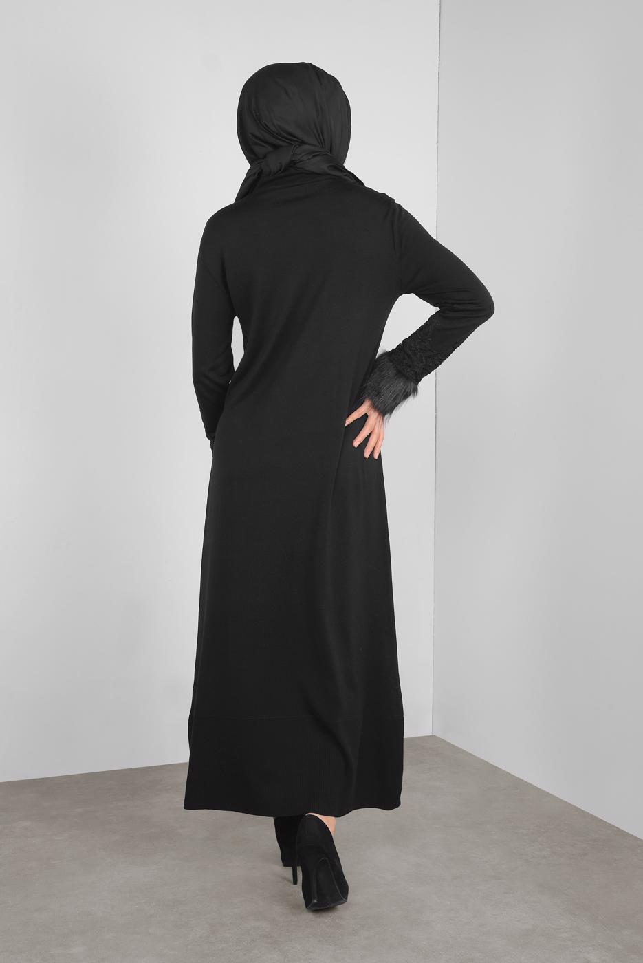 Tesettür giyim SİYAH MANŞETLERİ KÜRKLÜ İŞLEMELİ TRİKO ELBİSE 41034 