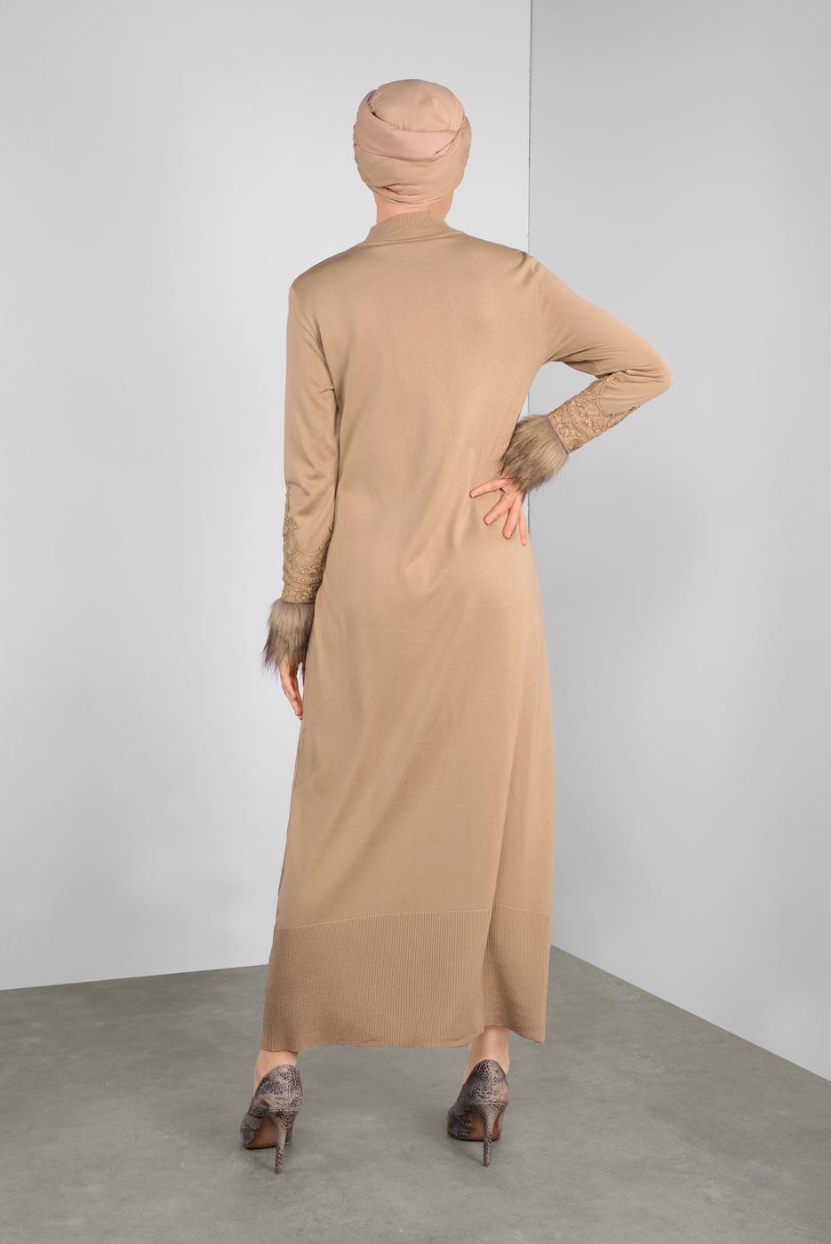 Tesettür giyim KAHVE MANŞETLERİ KÜRKLÜ İŞLEMELİ TRİKO ELBİSE 41034 
