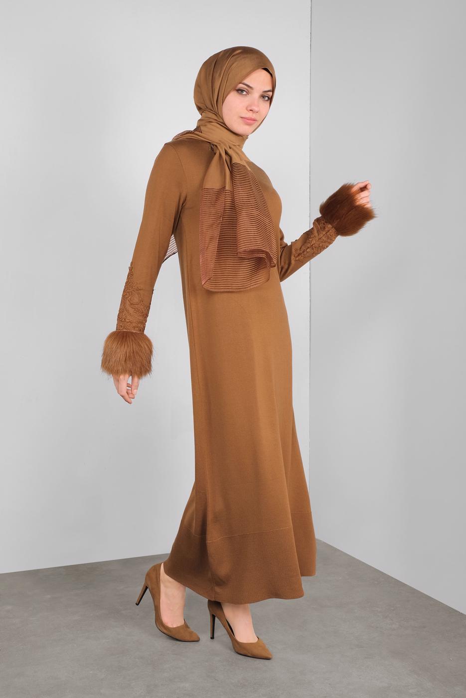 Tesettür giyim TABA MANŞETLERİ KÜRKLÜ İŞLEMELİ TRİKO ELBİSE 41034 