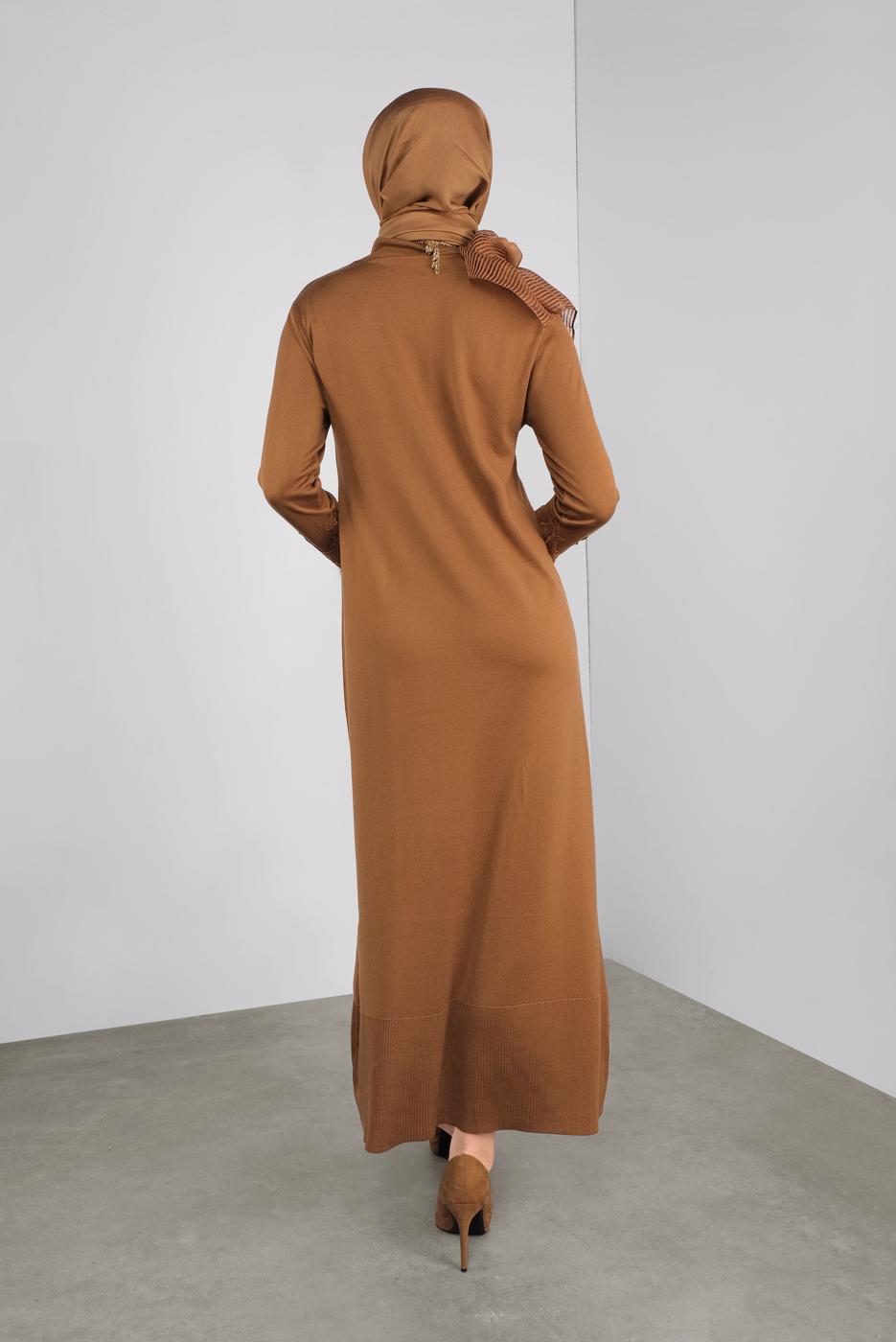 Tesettür giyim TABA MANŞETLERİ KÜRKLÜ İŞLEMELİ TRİKO ELBİSE 41034 