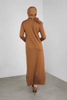 Tesettür giyim TABA MANŞETLERİ KÜRKLÜ İŞLEMELİ TRİKO ELBİSE 41034 