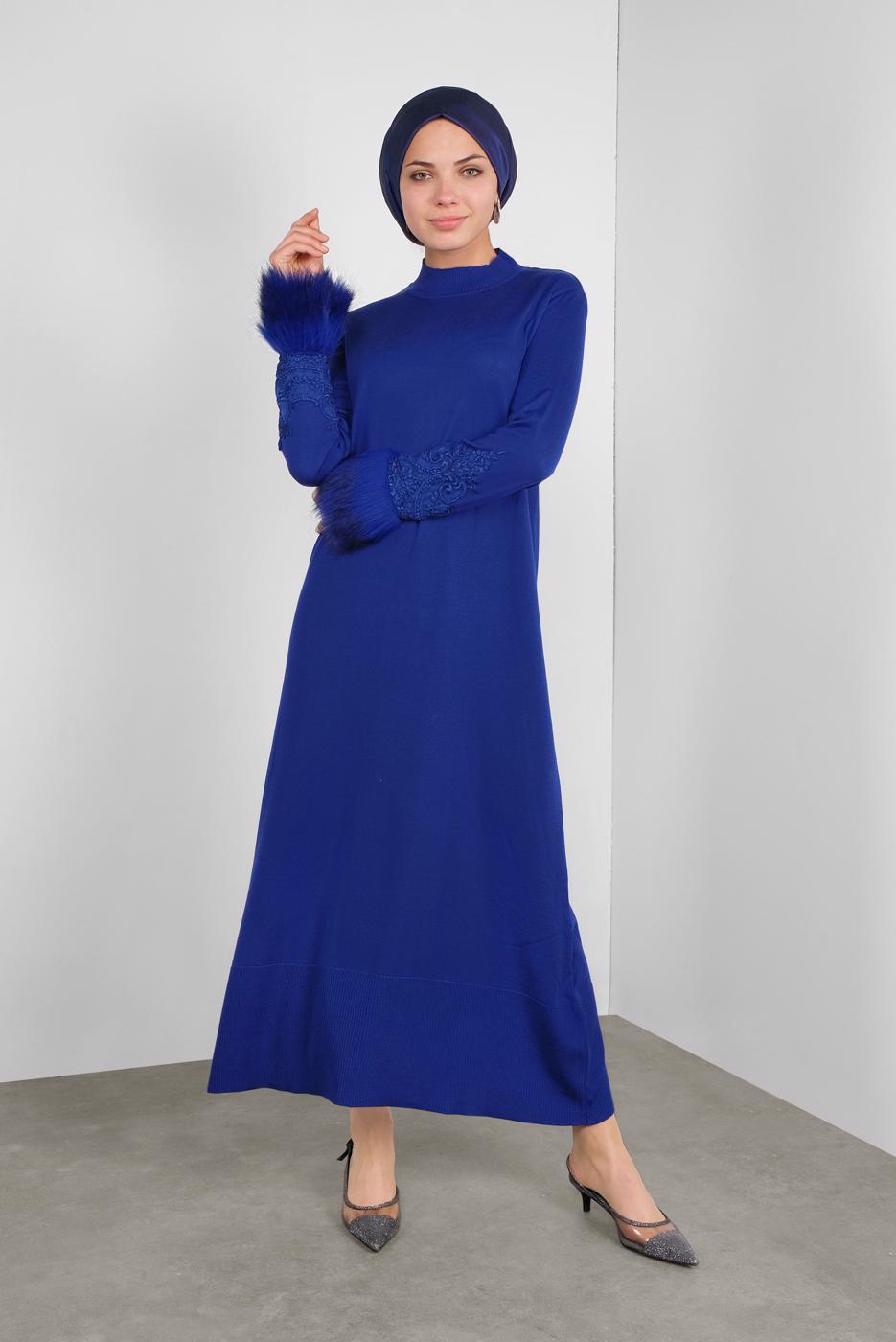 Tesettür giyim LACİVERT MANŞETLERİ KÜRKLÜ İŞLEMELİ TRİKO ELBİSE 41034 