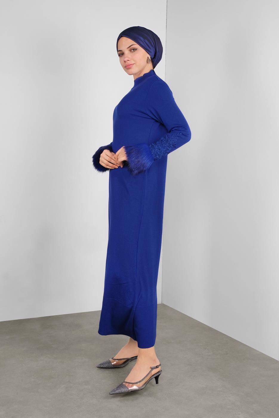 Tesettür giyim LACİVERT MANŞETLERİ KÜRKLÜ İŞLEMELİ TRİKO ELBİSE 41034 