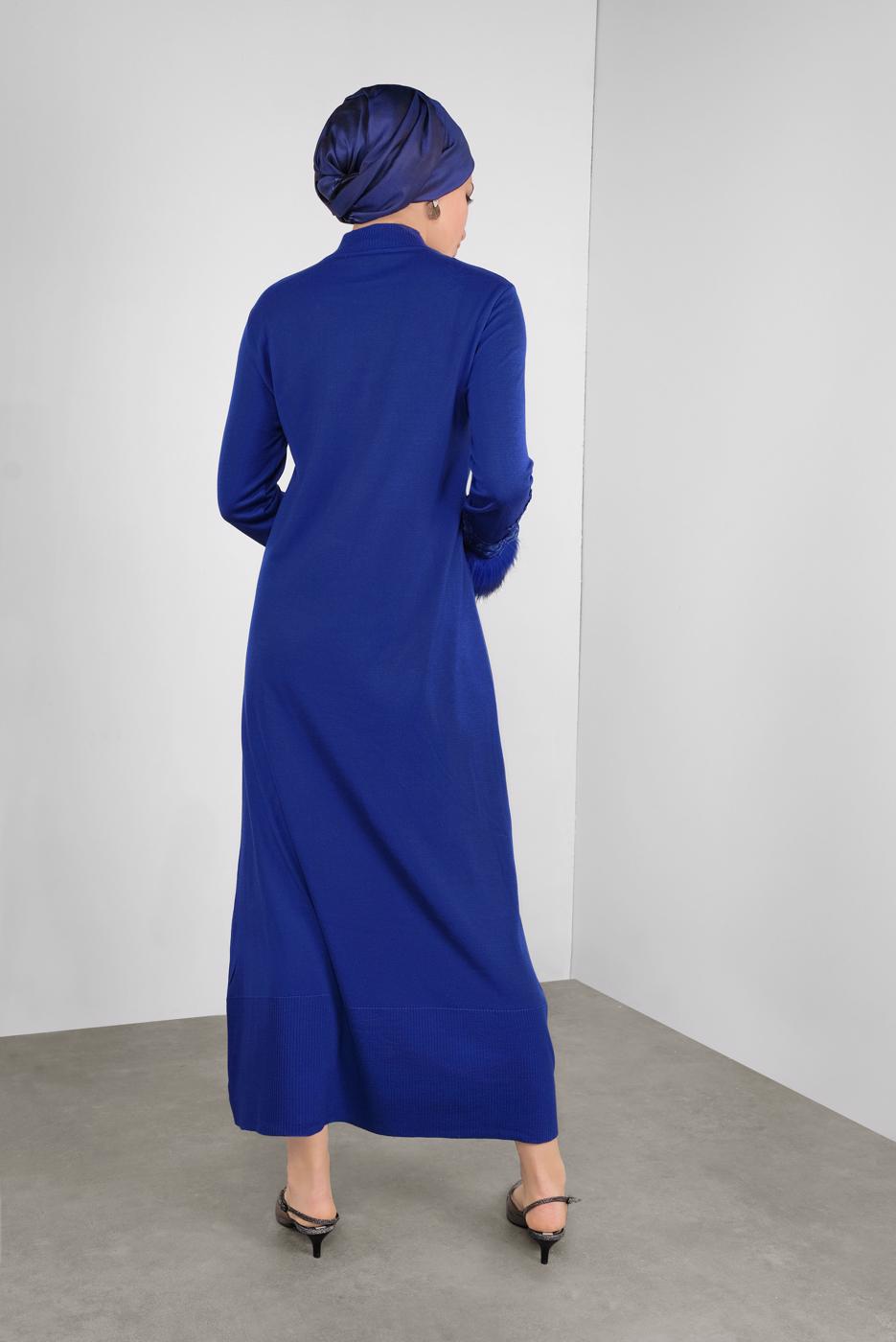 Tesettür giyim LACİVERT MANŞETLERİ KÜRKLÜ İŞLEMELİ TRİKO ELBİSE 41034 