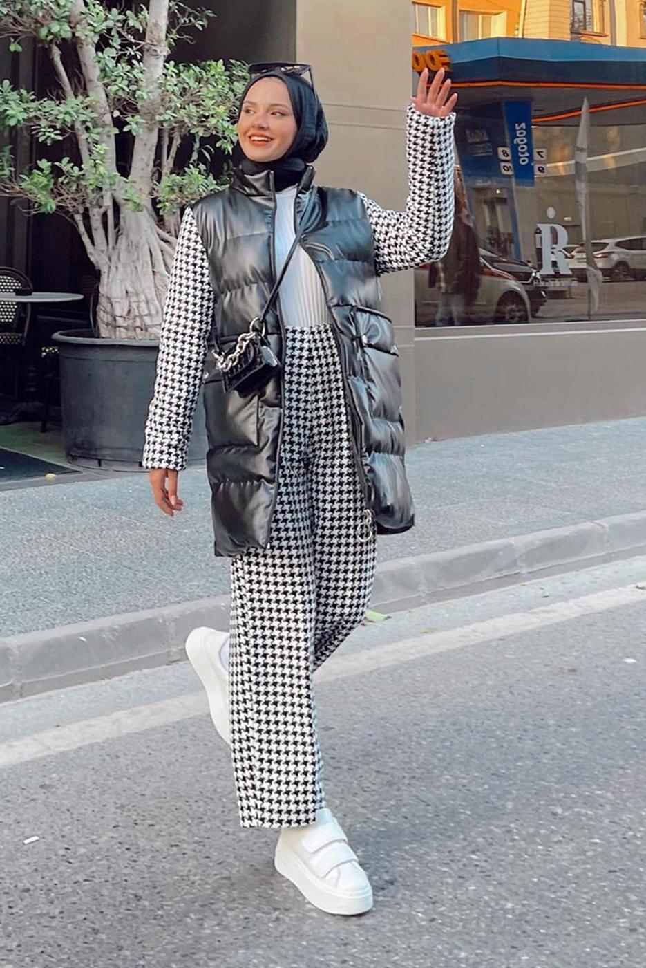 Tesettür giyim ÇOK RENKLİ KOLLARI KAZAYAĞI DESENLİ ŞİŞME KABAN 041-1 