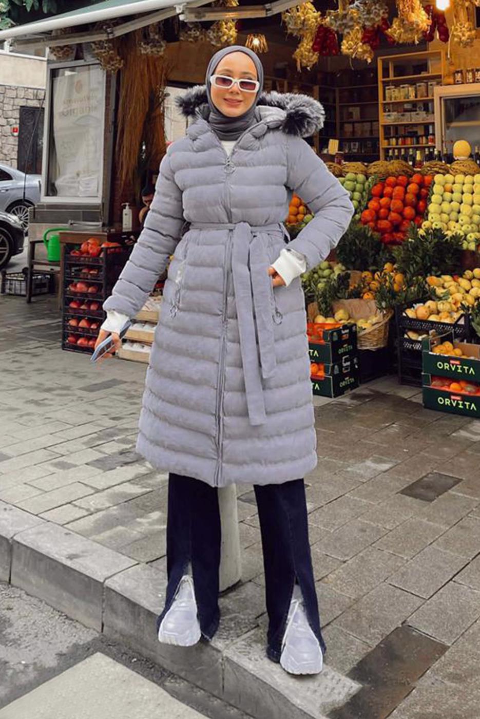 Tesettür giyim GRİ BELİ KUŞAKLI KAPÜŞONU KÜRKLÜ ŞİŞME KABAN 845 