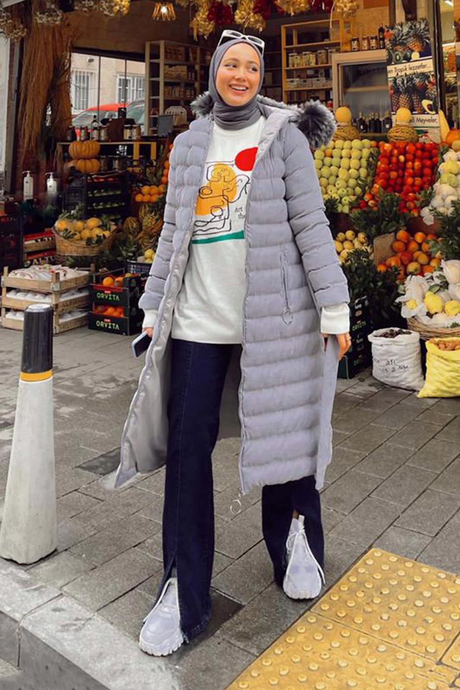 Tesettür giyim GRİ BELİ KUŞAKLI KAPÜŞONU KÜRKLÜ ŞİŞME KABAN 845 