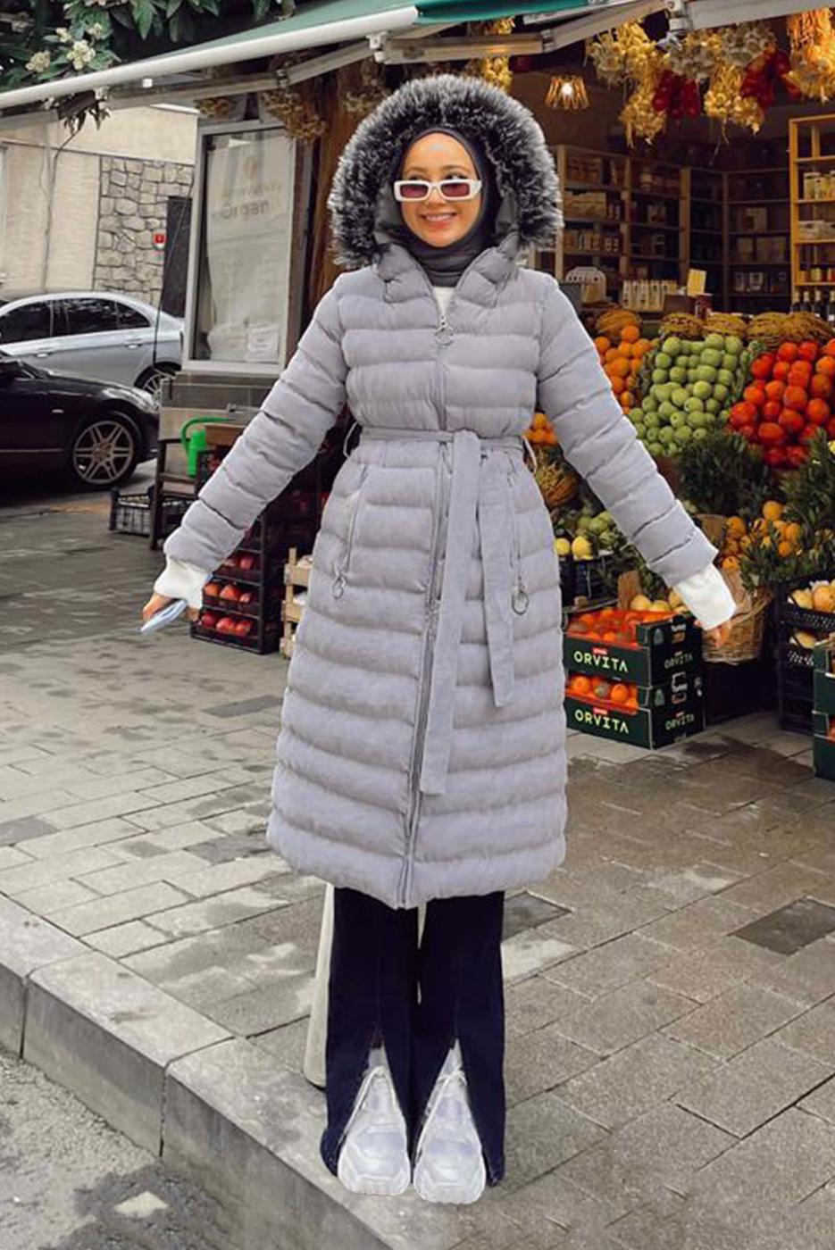 Tesettür giyim GRİ BELİ KUŞAKLI KAPÜŞONU KÜRKLÜ ŞİŞME KABAN 845 