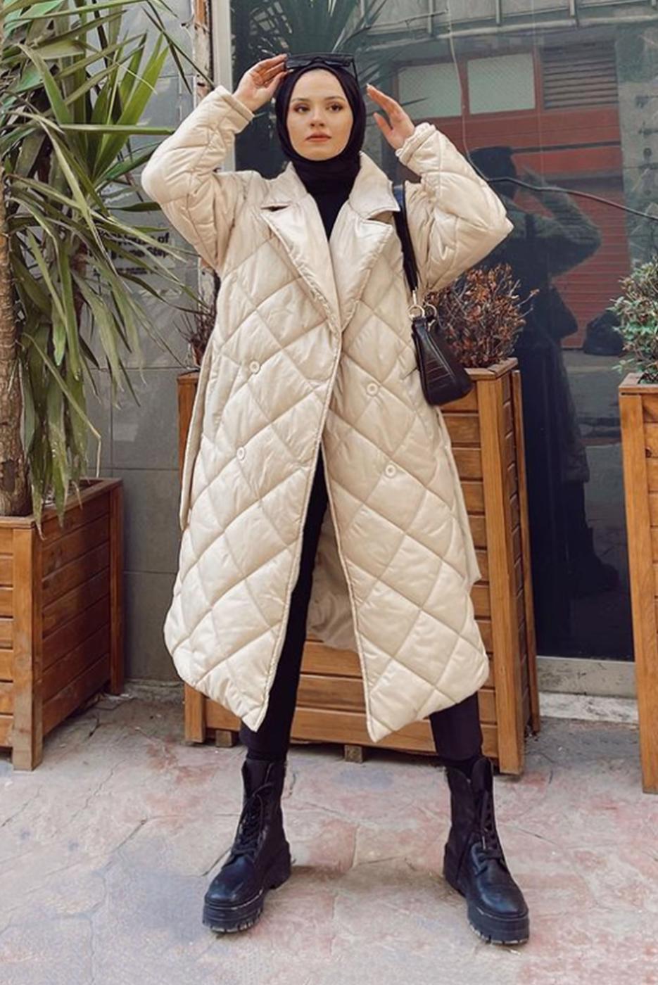 Tesettür giyim BEJ BELİ BAĞLAMALI KAPİTONE ŞİŞME KABAN 1115 